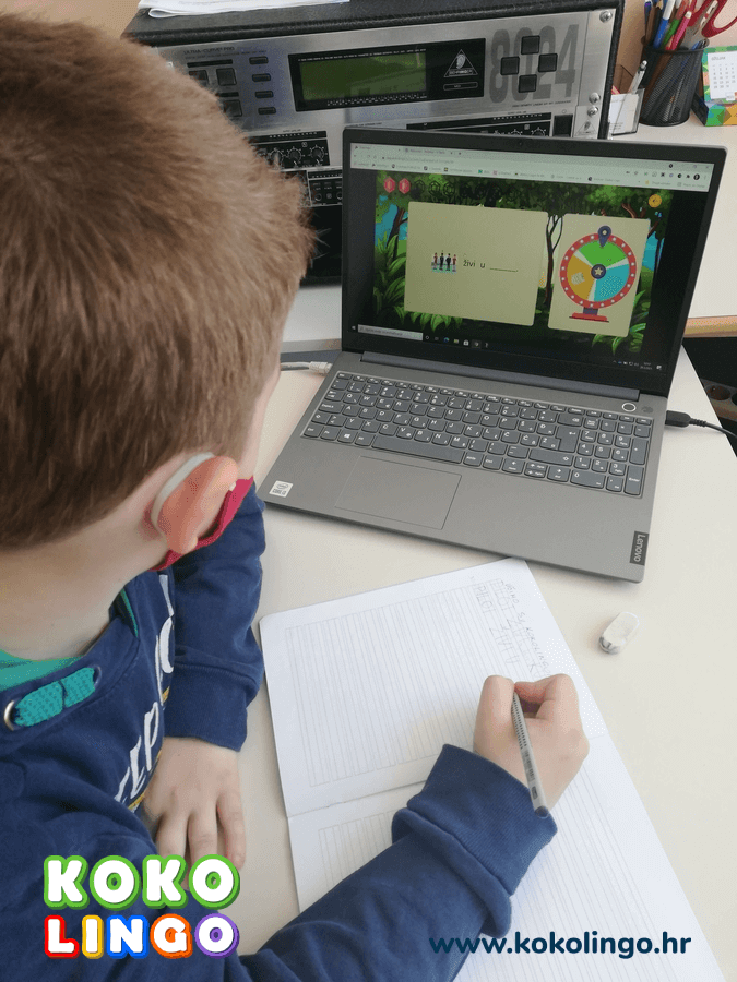 Slika prikazuje dijete kako uci uz digitalnu logopedsku vjezbenicu Kokolingo